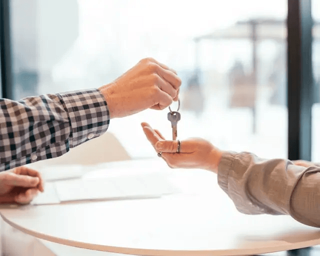 Schlüsselübergabe bei Erbschaft - Immobilienverkauf für Erben