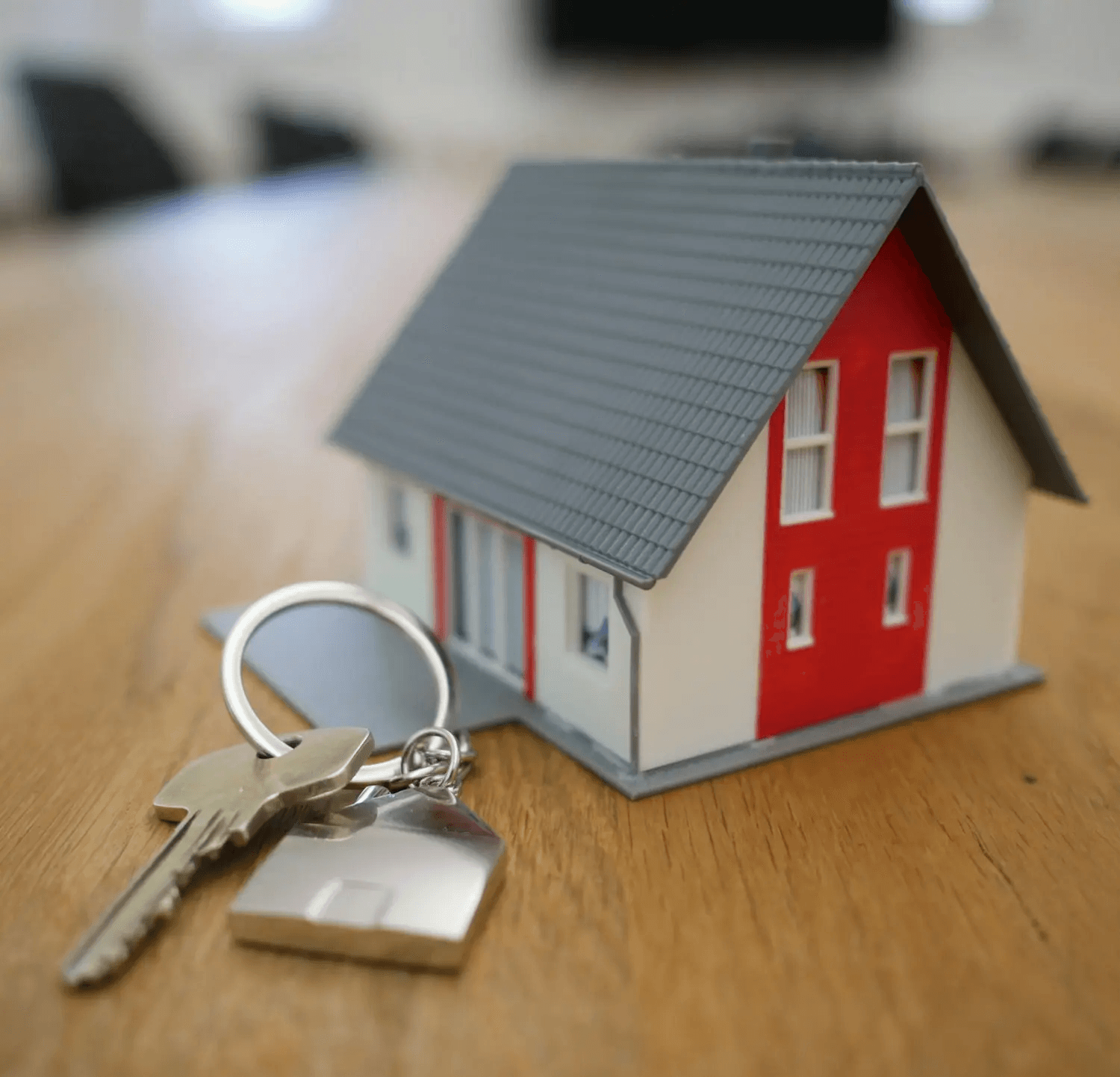 Digitale Immobilienabwicklung - Hausschlüssel und Dokumente