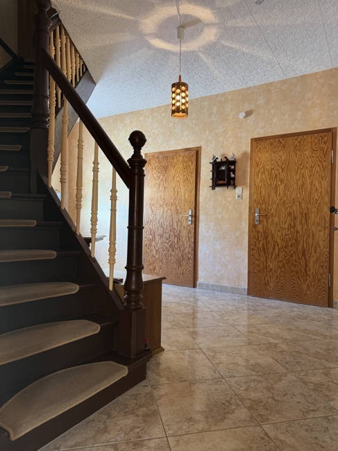 Flur mit Treppe ins OG